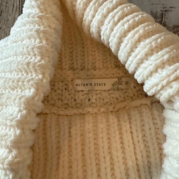 Altar'd State Cream Chunky Cable Knit Cropped Sweater Size Small Turtleneck Boxy - Picture 3 of 9